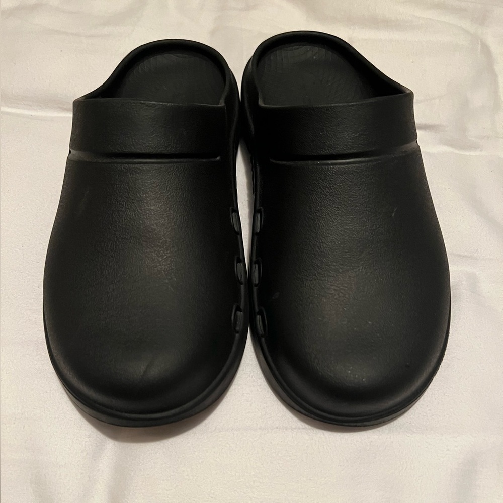OOFOS clogs